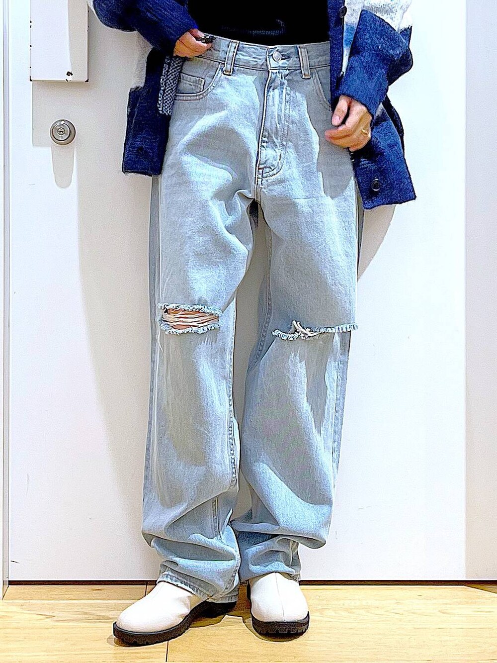 ベージュ系のショルダーバッグ、ベージュ系のブーツ、ブラック系のニット/セーターを着用したレディースの冬コーディネートの8枚目の写真