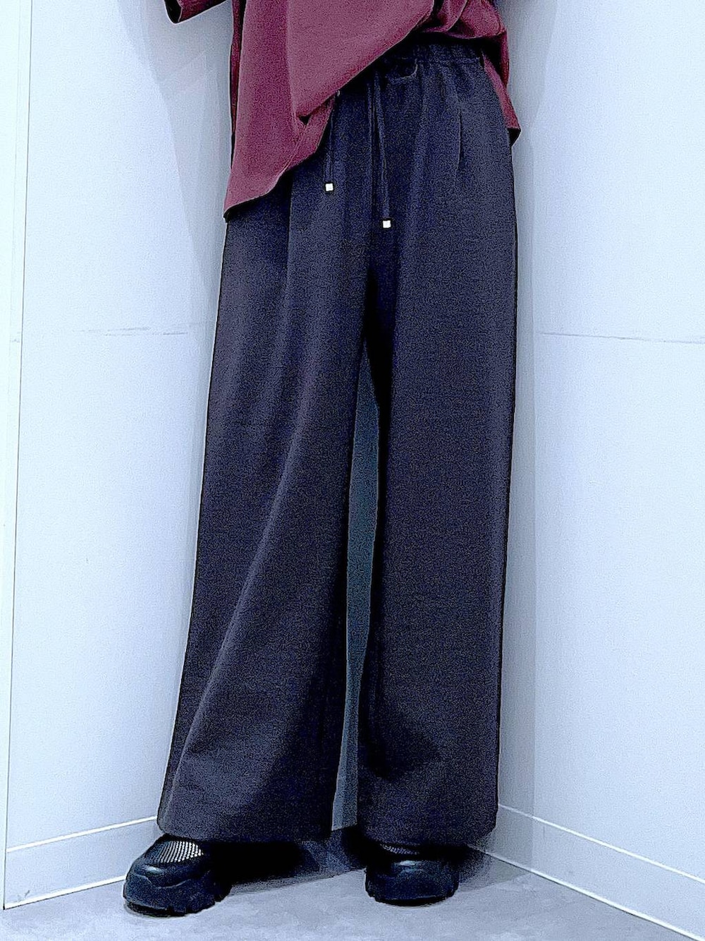 グレー系のその他パンツ、ブラック系のスニーカー、ホワイト系のショルダーバッグを着用したレディースの春コーディネートの8枚目の写真