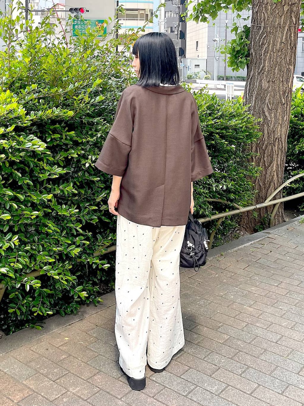 ホワイト系のサンダル、ブラウン系のテーラードジャケット、ホワイト系のTシャツ/カットソーを着用したレディースの夏コーディネートの6枚目の写真