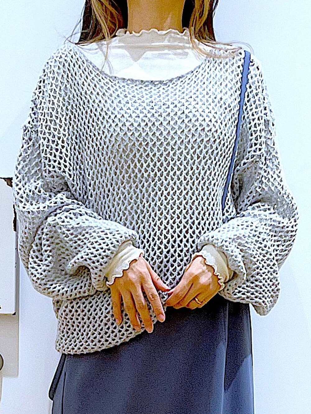 ホワイト系のTシャツ/カットソー、グレー系のニット/セーター、ベージュ系のブーツを着用したレディースの冬コーディネートの7枚目の写真