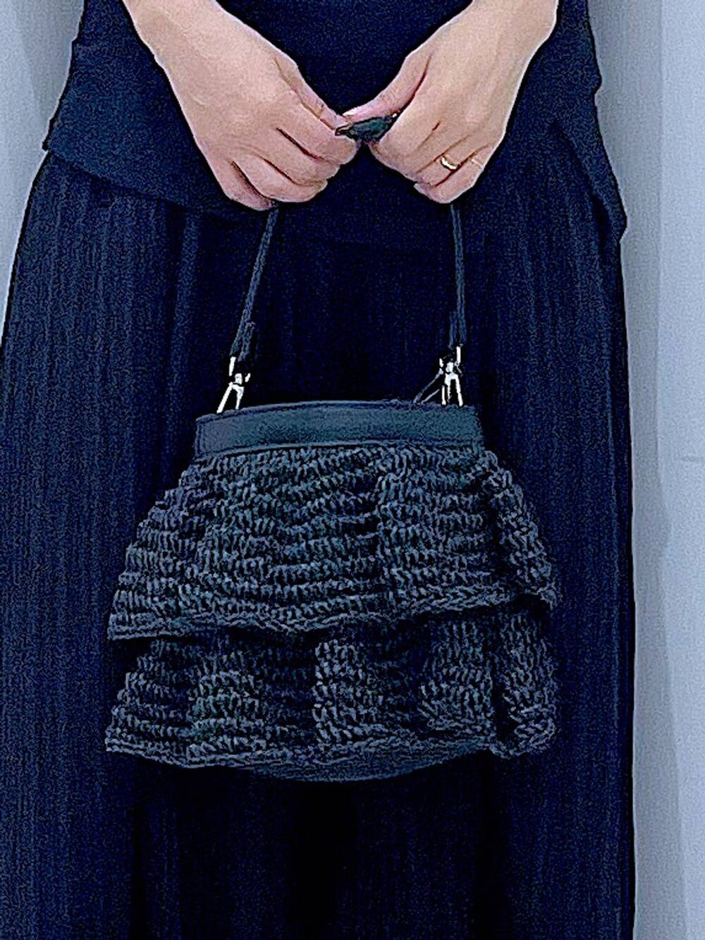 ブラック系のショルダーバッグ、ブラック系のスニーカー、ブラック系のその他パンツを着用したレディースの春コーディネートの9枚目の写真