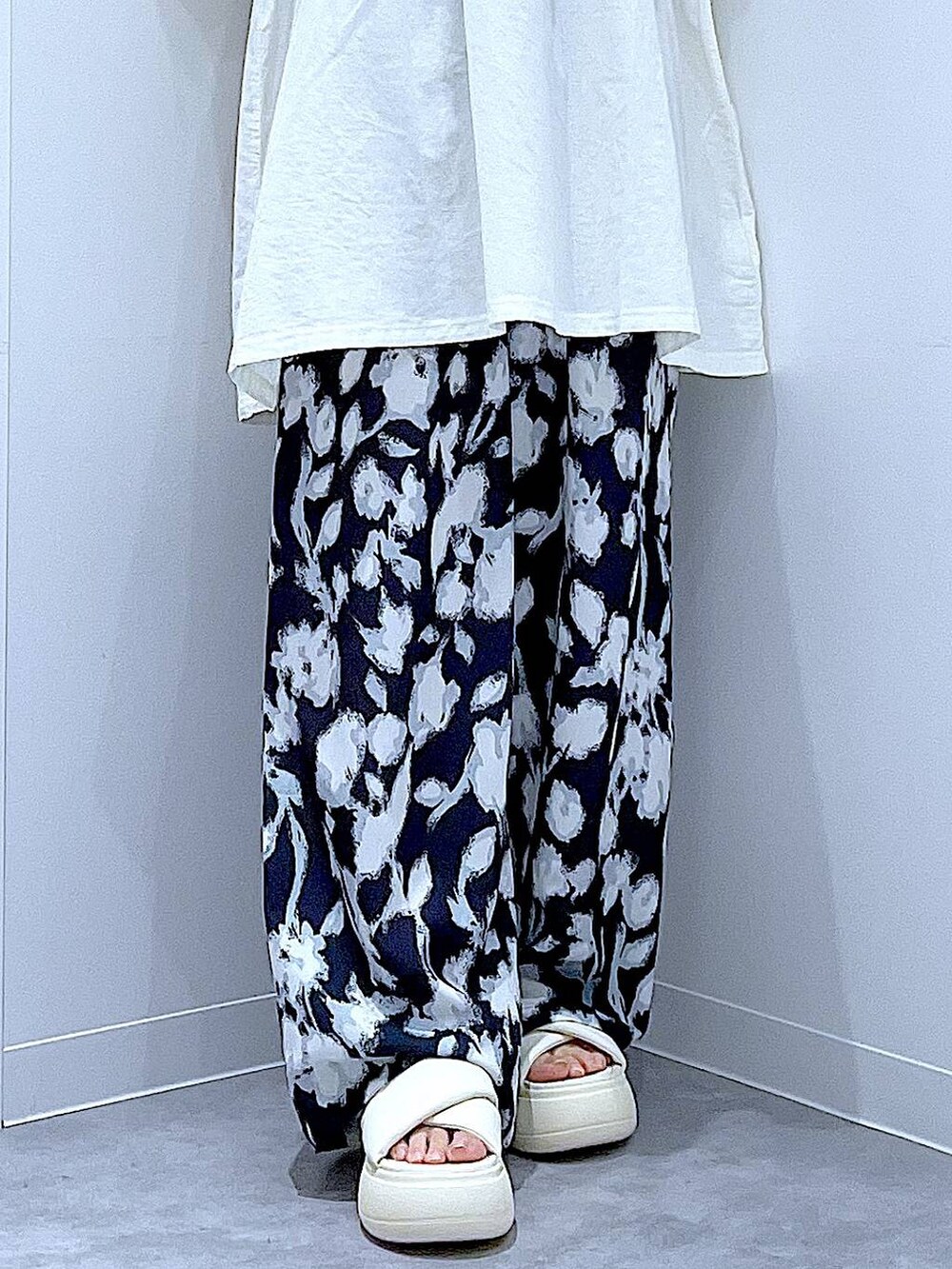 ホワイト系のサンダル、ブラック系のその他パンツ、グレー系のトートバッグを着用したレディースの夏コーディネートの8枚目の写真