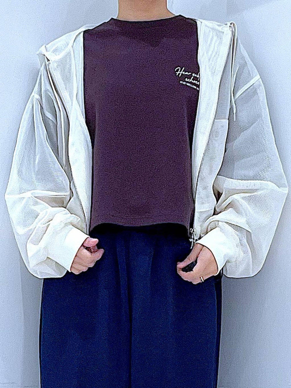 ブラック系のトートバッグ、ブルー系のその他パンツ、ホワイト系のスニーカーを着用したレディースの春コーディネートの7枚目の写真