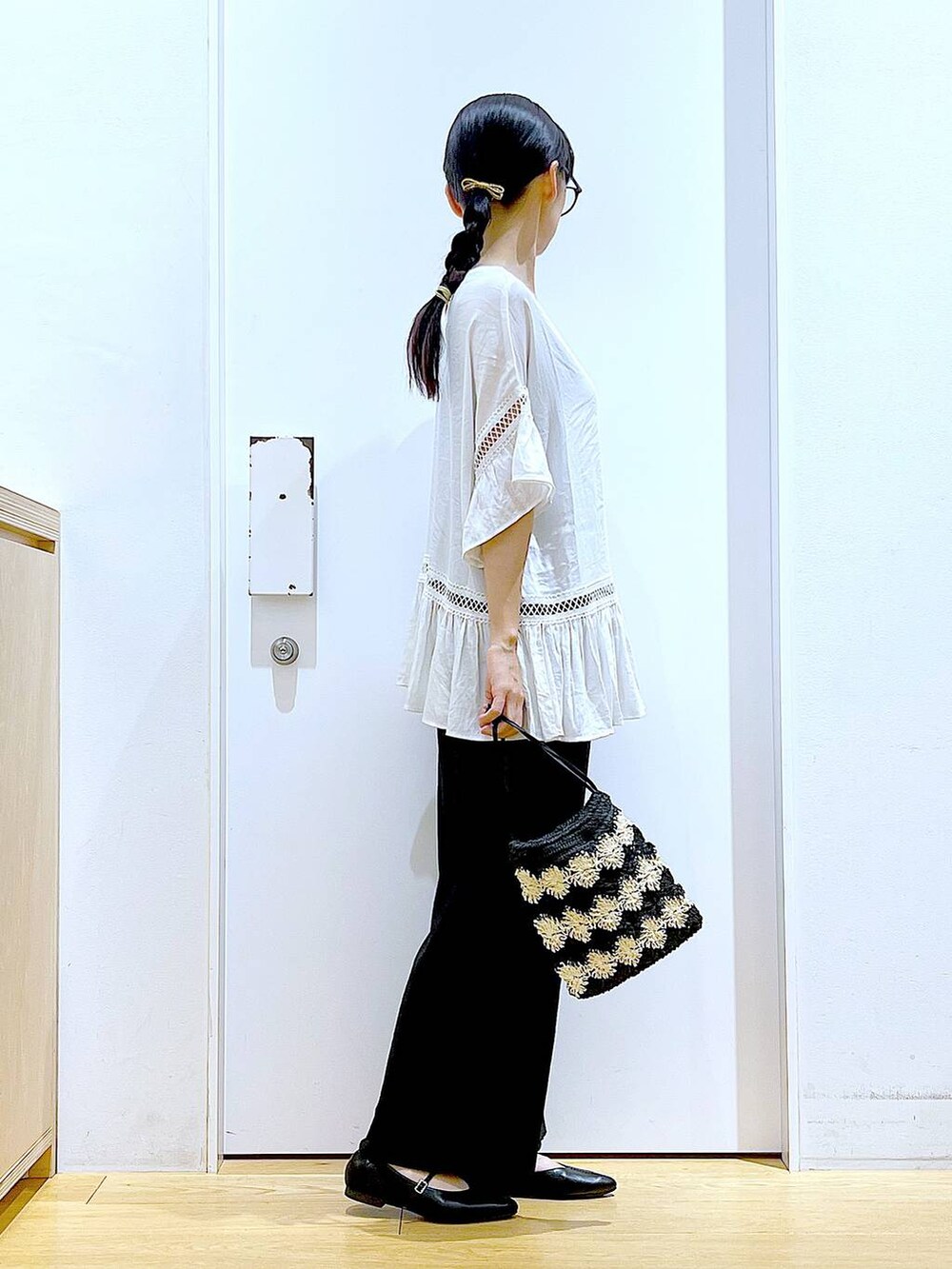 ホワイト系のチュニック、ブラック系のその他パンツ、ブラック系のパンプスを着用したレディースの夏コーディネートの4枚目の写真