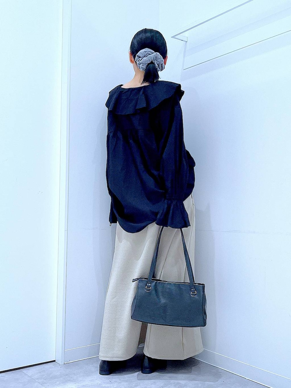 ブラック系のハンドバッグ、ブラック系のローファー、ブラック系のシャツ/ブラウスを着用したレディースの春コーディネートの5枚目の写真