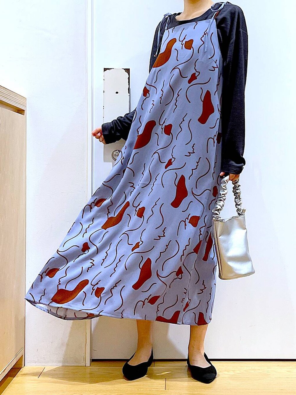 その他のショルダーバッグ、ブラック系のパンプス、ブルー系のワンピースを着用したレディースの春コーディネートの6枚目の写真