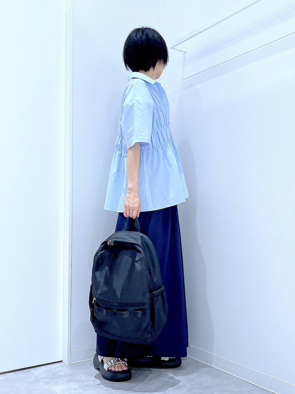 「リラックス、若見え、ゆったり、休日コーデ、骨格ウェーブ、LAKOLE、セールコーデ、シャツ、きれいめカジュアル、夏コーデ、リュック・バッグ、サンダル、楽ちんコーデ、人気アイテムをチェック！、おでかけ」｜「LAKOLEのカジュアルデイバッグ / 283601（バックパック/リュック、ブラック系）」を使った、あおき@LAKOLE海老名さん（レディース・156cm）の夏コーディネートの4枚目の写真