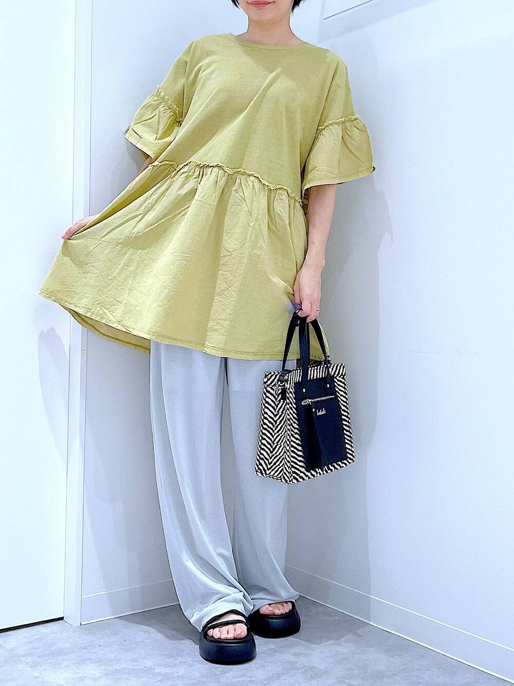 ブラック系のショルダーバッグ、ブラック系のサンダル、グレー系のその他パンツを着用したレディースの夏コーディネートの6枚目の写真