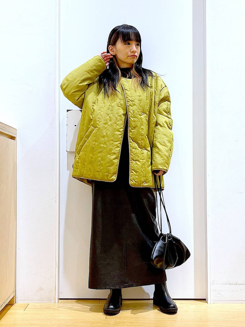 ブラック系のブーツ、ブラック系のショルダーバッグ、ブラック系のニット/セーターを着用したレディースの冬コーディネートの2枚目の写真