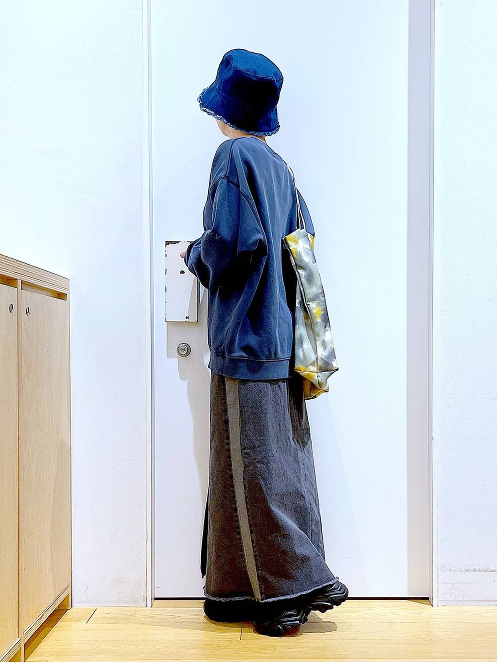 「リラックス、若見え、ゆったり、休日コーデ、骨格ウェーブ、LAKOLE、ユニセックス、オーバーサイズ、カジュアルコーデ、スウェット、バケットハット、スカート、ブーツ、トートバッグ、春コーデ」｜「LAKOLEのニットスニーカーソールブーツ / 140064（ブーツ、ブラック系）」を使った、あおき@LAKOLE海老名さん（レディース・156cm）の冬コーディネートの3枚目の写真