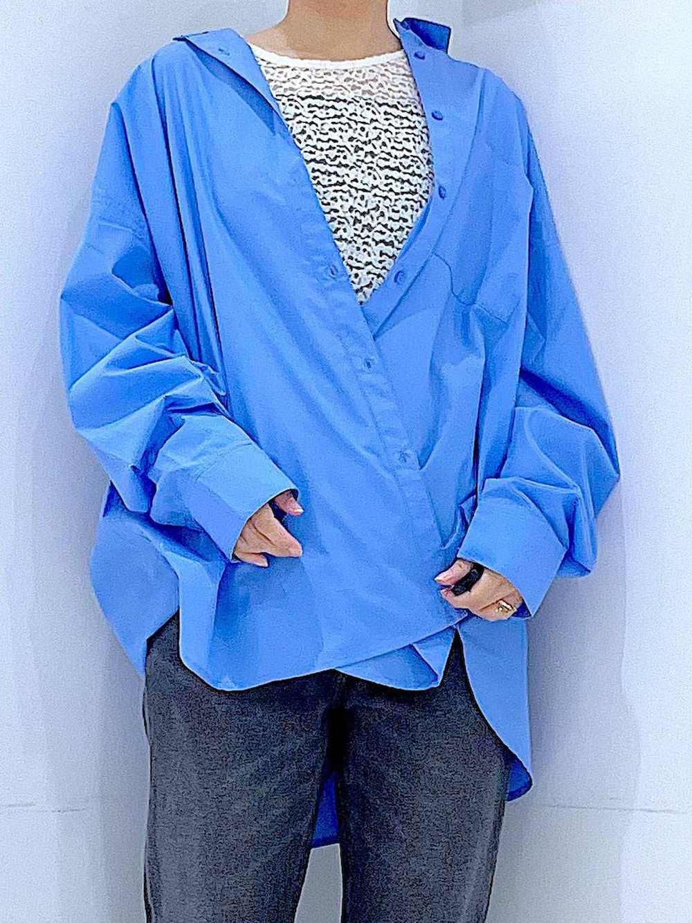 ブラック系のデニムパンツ、ブルー系のシャツ/ブラウス、ホワイト系のTシャツ/カットソーを着用したレディースの秋コーディネートの7枚目の写真