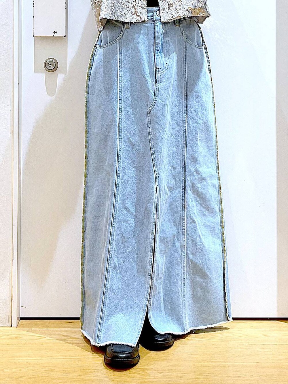 ブラック系のショルダーバッグ、ブラック系のローファー、グレー系のTシャツ/カットソーを着用したレディースの秋コーディネートの8枚目の写真