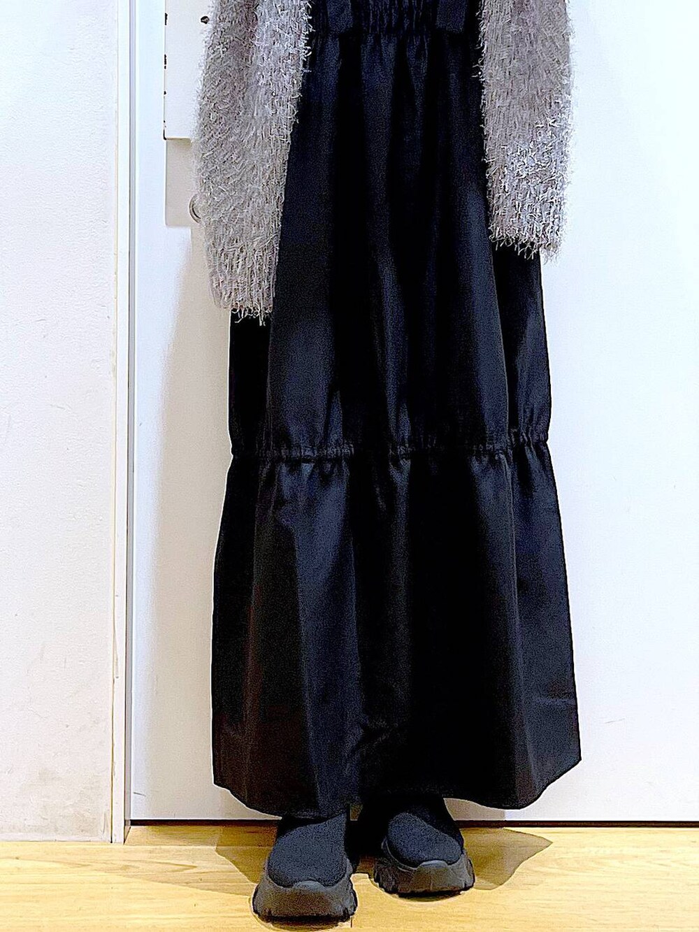 ホワイト系のニット/セーター、ピンク系のショルダーバッグ、グレー系のカーディガン/ボレロを着用したレディースの冬コーディネートの8枚目の写真