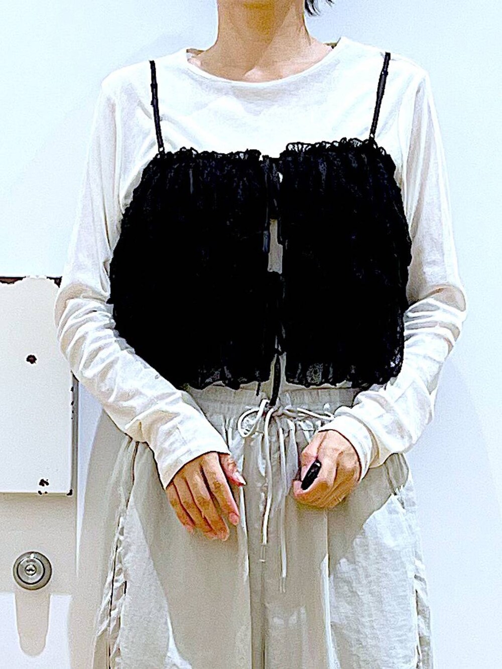 ブラック系のブーツ、ブラック系のショルダーバッグ、ホワイト系のTシャツ/カットソーを着用したレディースの秋コーディネートの7枚目の写真