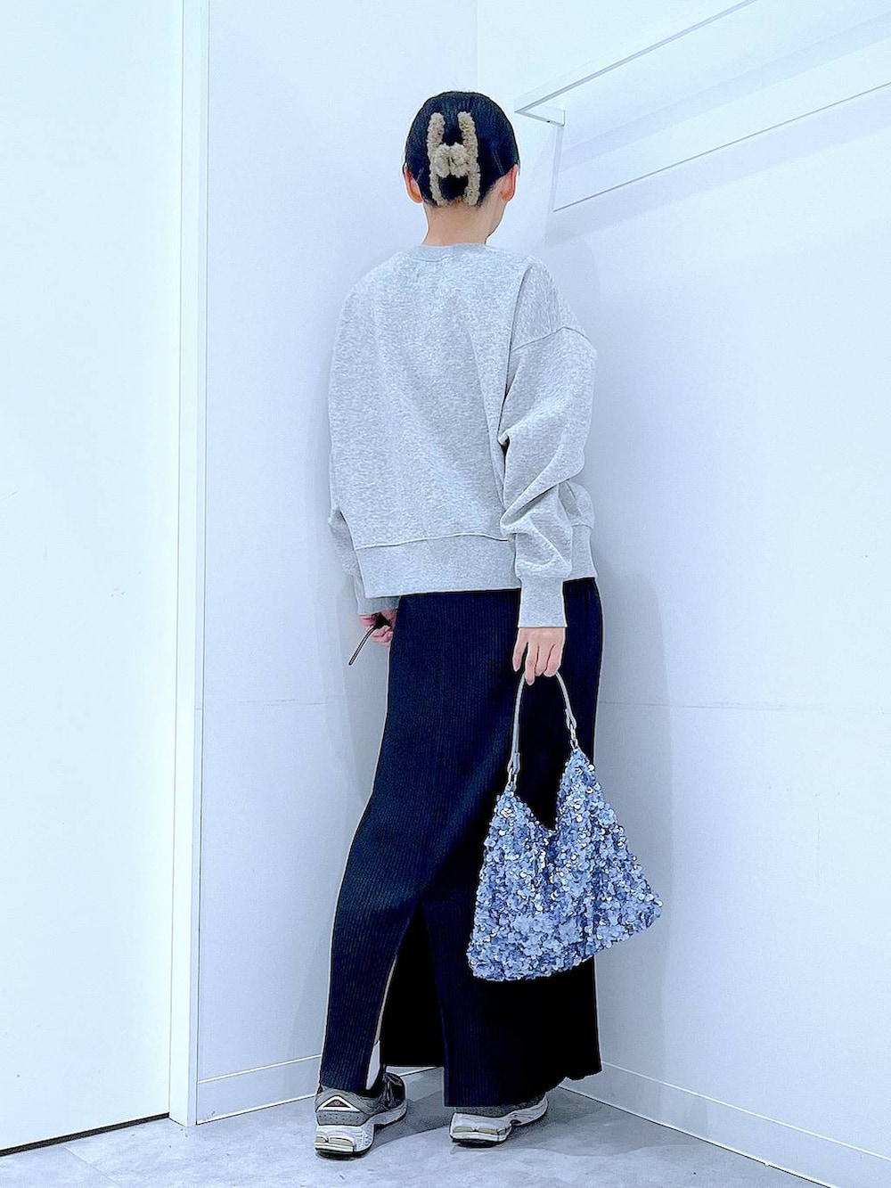 グレー系のカーディガン/ボレロ、ブルー系のショルダーバッグ、ブラック系のスカートを着用したレディースの春コーディネートの5枚目の写真