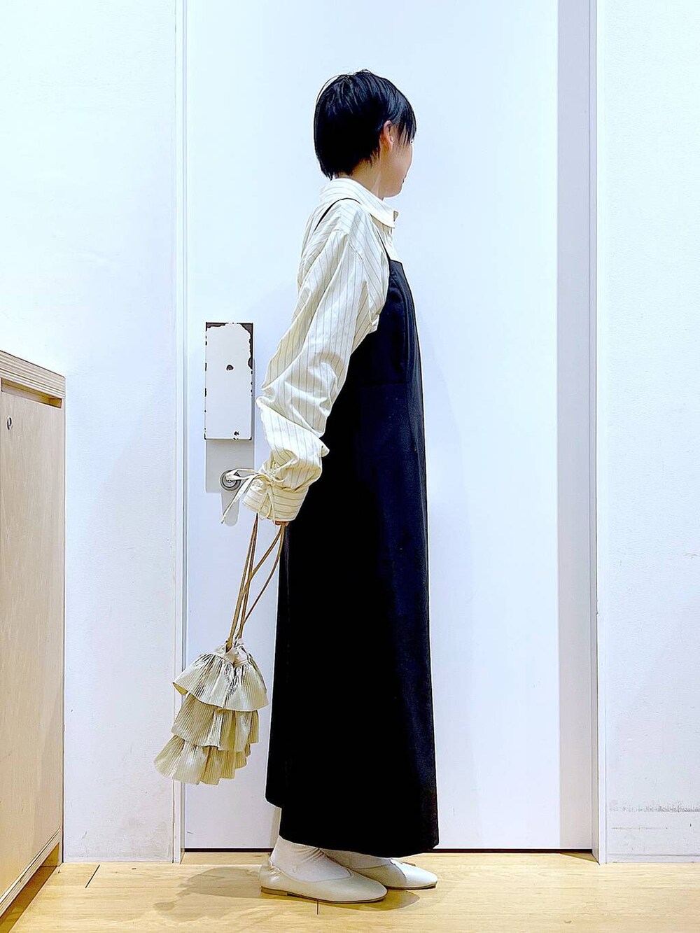 「リラックス、若見え、ゆったり、休日コーデ、骨格ウェーブ、LAKOLE、キャミワンピース、ワンピース、シャツ、シンプルコーデ、春コーデ、体型カバー、パンプス、フラットシューズ、ショルダーバッグ」｜「LAKOLEの【卒入式／オケージョンにも】スクエアギャザーフラットパンプス / 286480（パンプス、ホワイト系）」を使った、あおき@LAKOLE海老名さん（レディース・156cm）の春コーディネートの4枚目の写真