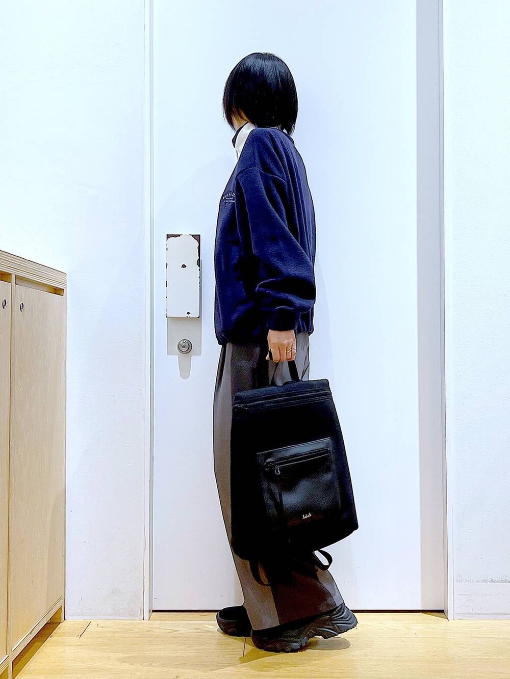 ブラック系のバックパック/リュック、ブラック系のブーツ、グレー系のその他パンツを着用したレディースの冬コーディネートの3枚目の写真