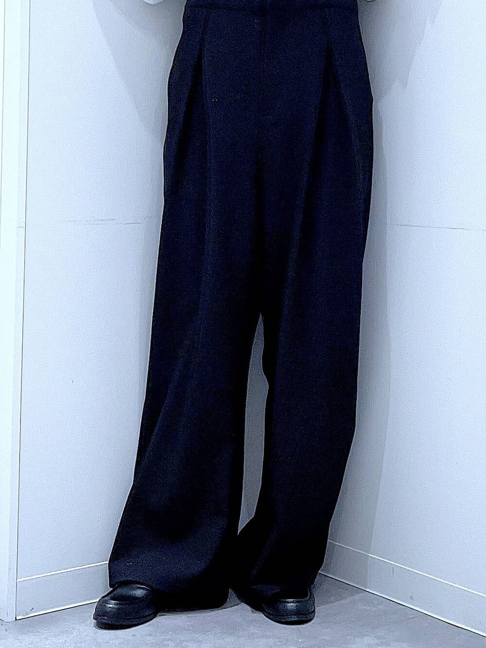 ホワイト系のショルダーバッグ、ブラック系のローファー、ブラック系のサロペット/オーバーオールを着用したレディースの春コーディネートの8枚目の写真