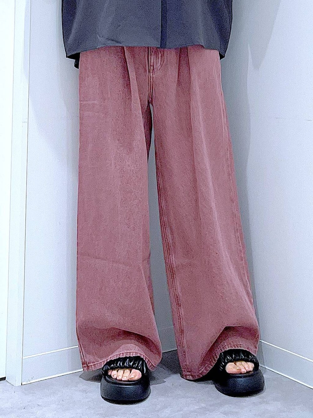 ブラック系のサンダル、ブラック系のショルダーバッグ、グレー系のシャツ/ブラウスを着用したレディースの夏コーディネートの8枚目の写真