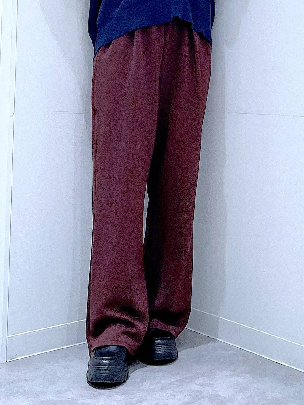ブラウン系のボストンバッグ、ブラウン系のその他パンツ、ブルー系のニット/セーターを着用したレディースの秋コーディネートの8枚目の写真