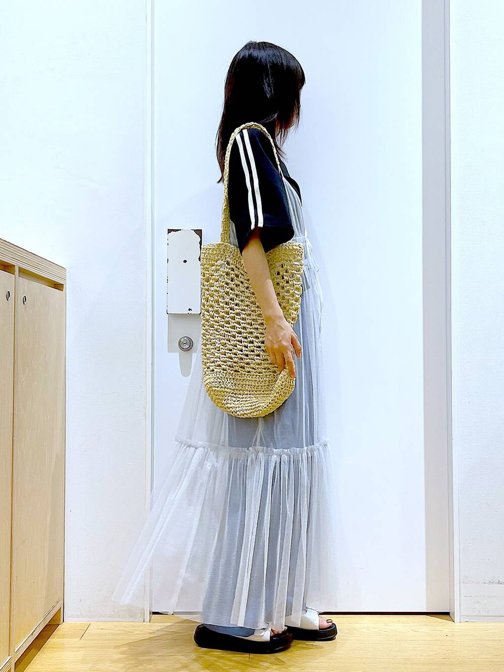 その他のワンピース、ホワイト系のサンダル、ホワイト系のトートバッグを着用したレディースの夏コーディネートの4枚目の写真