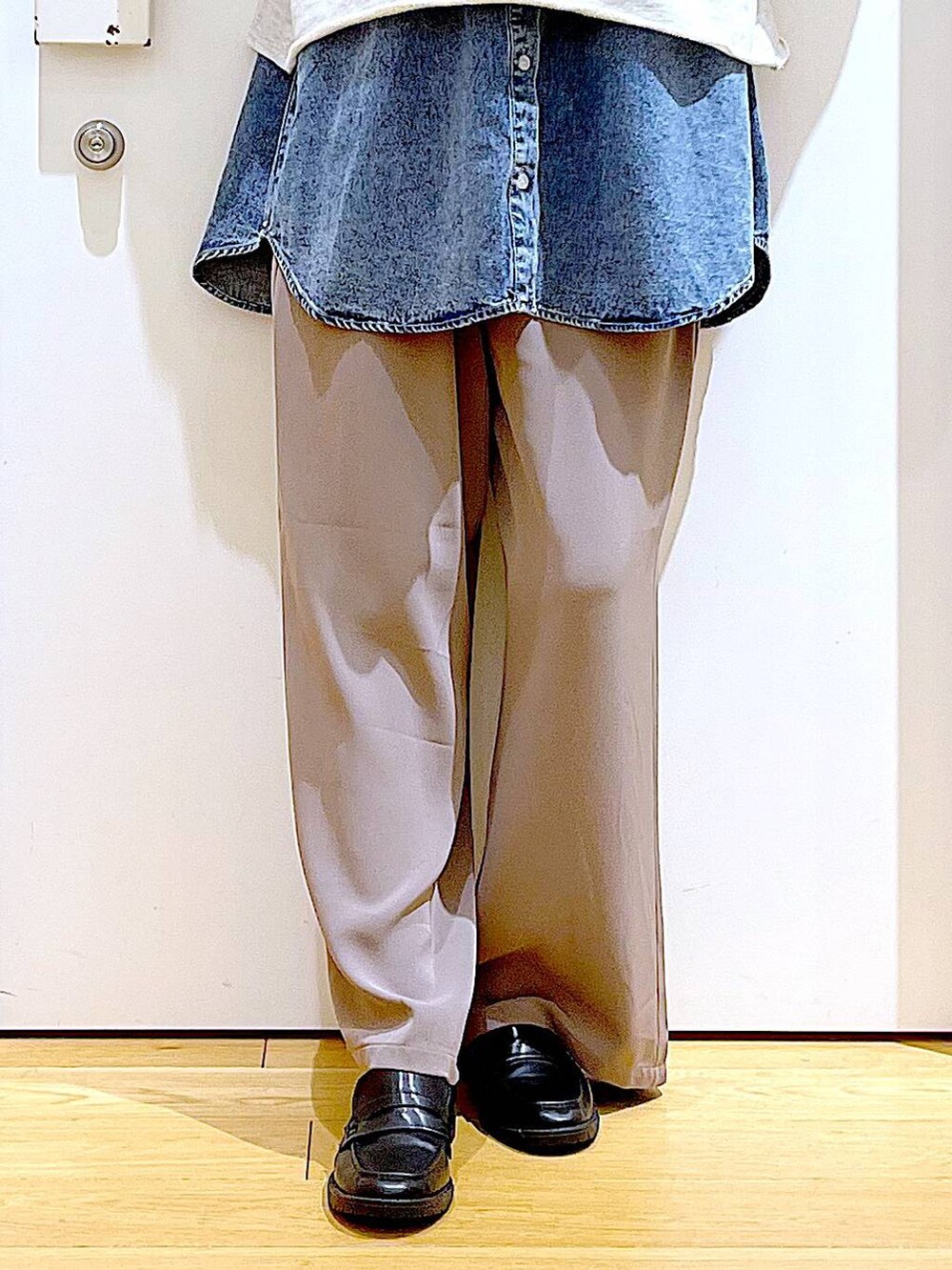 ブラック系のローファー、ブルー系のシャツ/ブラウス、ブラウン系のその他パンツを着用したレディースの春コーディネートの8枚目の写真