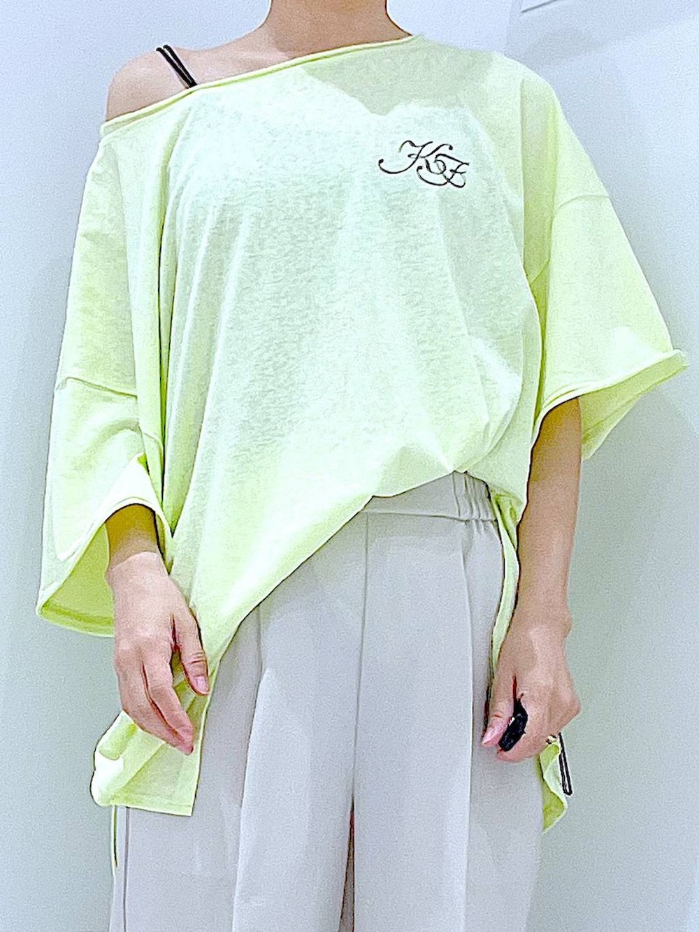 ホワイト系のショルダーバッグ、イエロー系のTシャツ/カットソー、ホワイト系のサンダルを着用したレディースの夏コーディネートの7枚目の写真