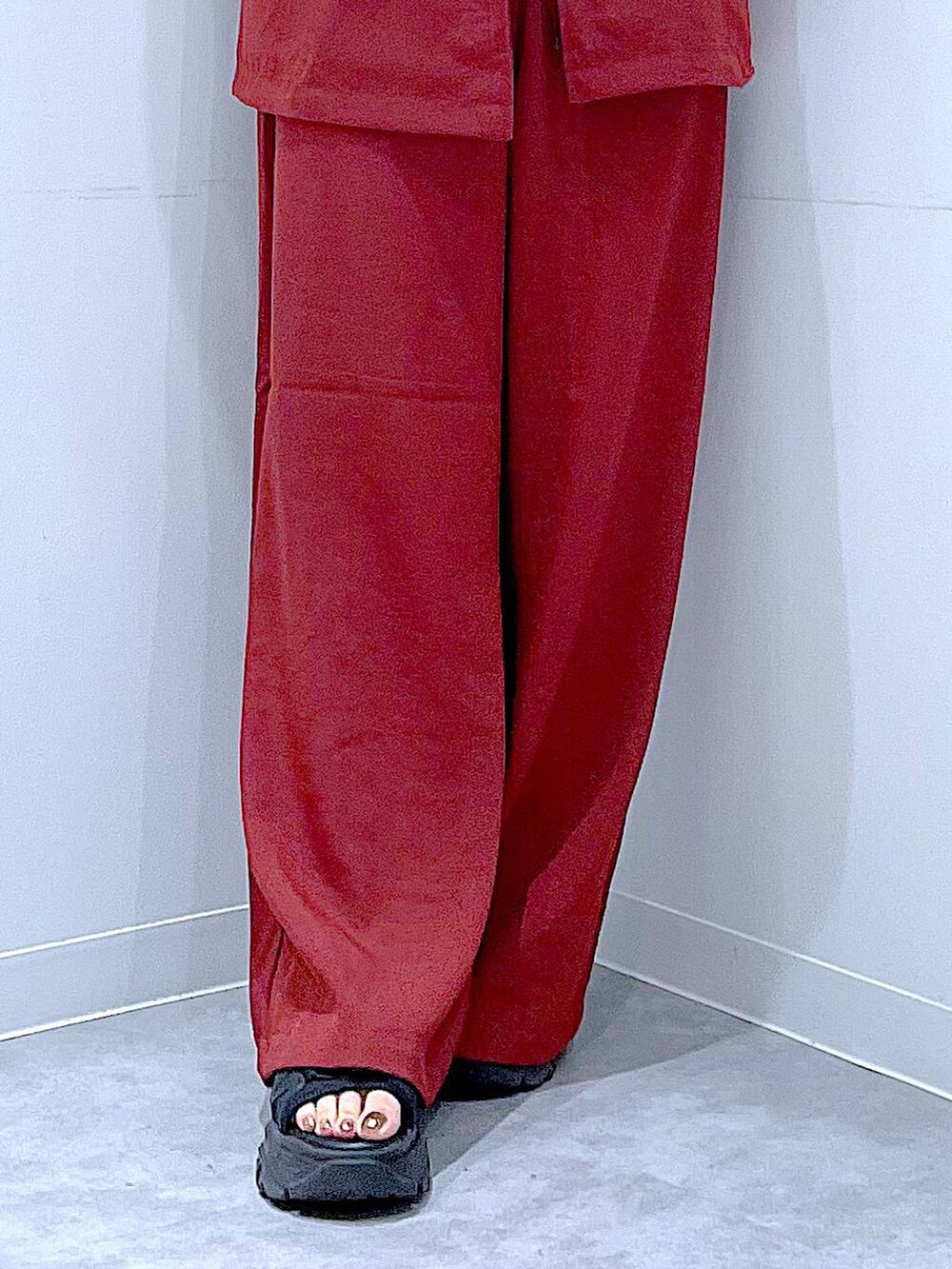 グレー系のハンドバッグ、ブラウン系のその他パンツ、ブラウン系のテーラードジャケットを着用したレディースの夏コーディネートの8枚目の写真