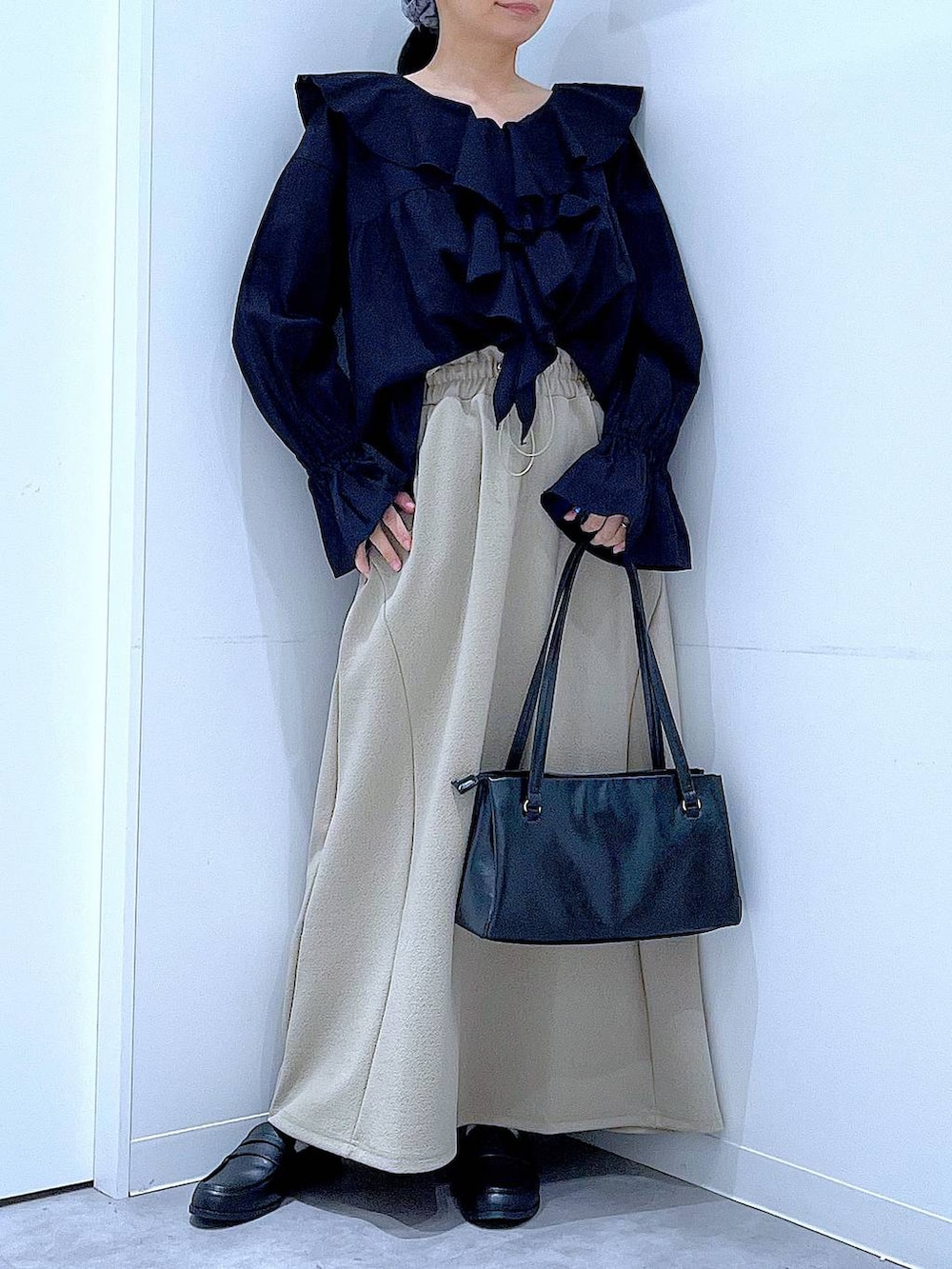 ブラック系のハンドバッグ、ブラック系のローファー、ブラック系のシャツ/ブラウスを着用したレディースの春コーディネートの6枚目の写真