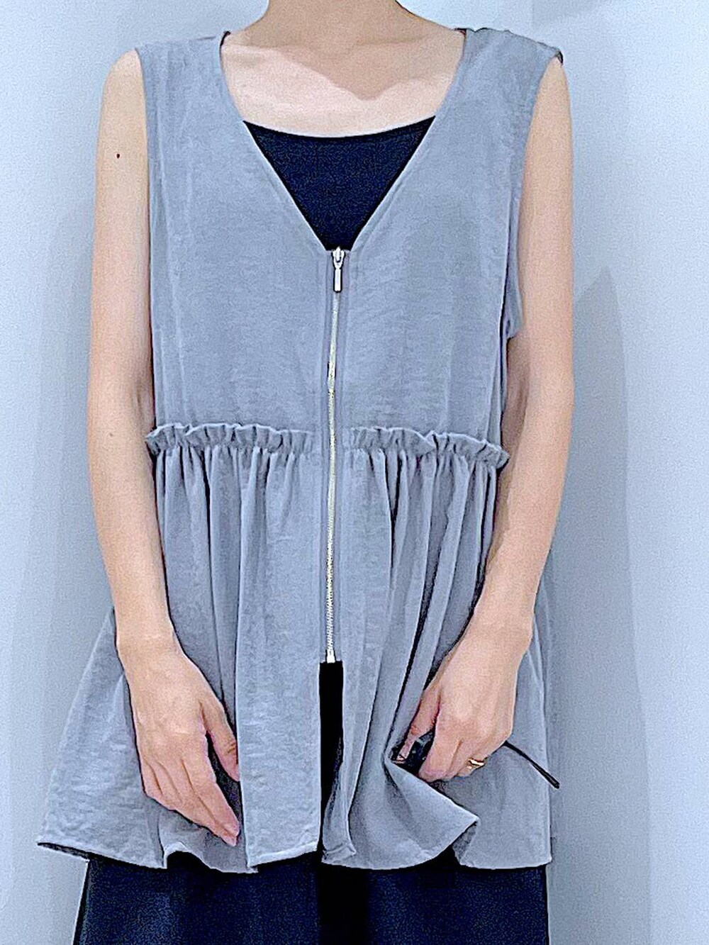 ブラック系のスカート、ブラック系のローファー、ブラウン系のショルダーバッグを着用したレディースの秋コーディネートの7枚目の写真