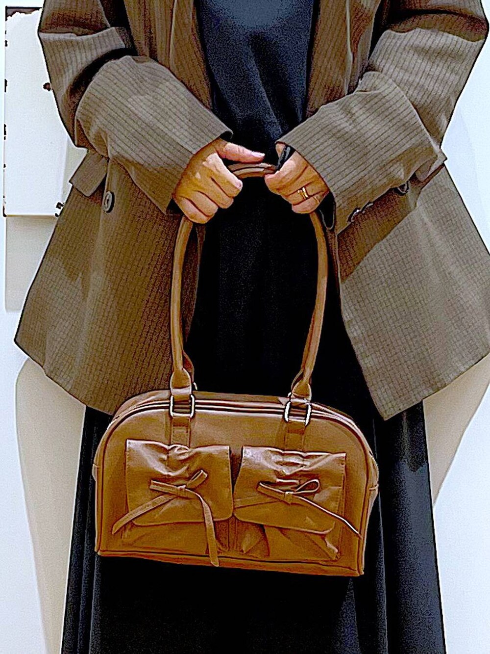 ベージュ系のスリッポン、ブラウン系のハンドバッグ、ブラウン系のテーラードジャケットを着用したレディースの秋コーディネートの9枚目の写真