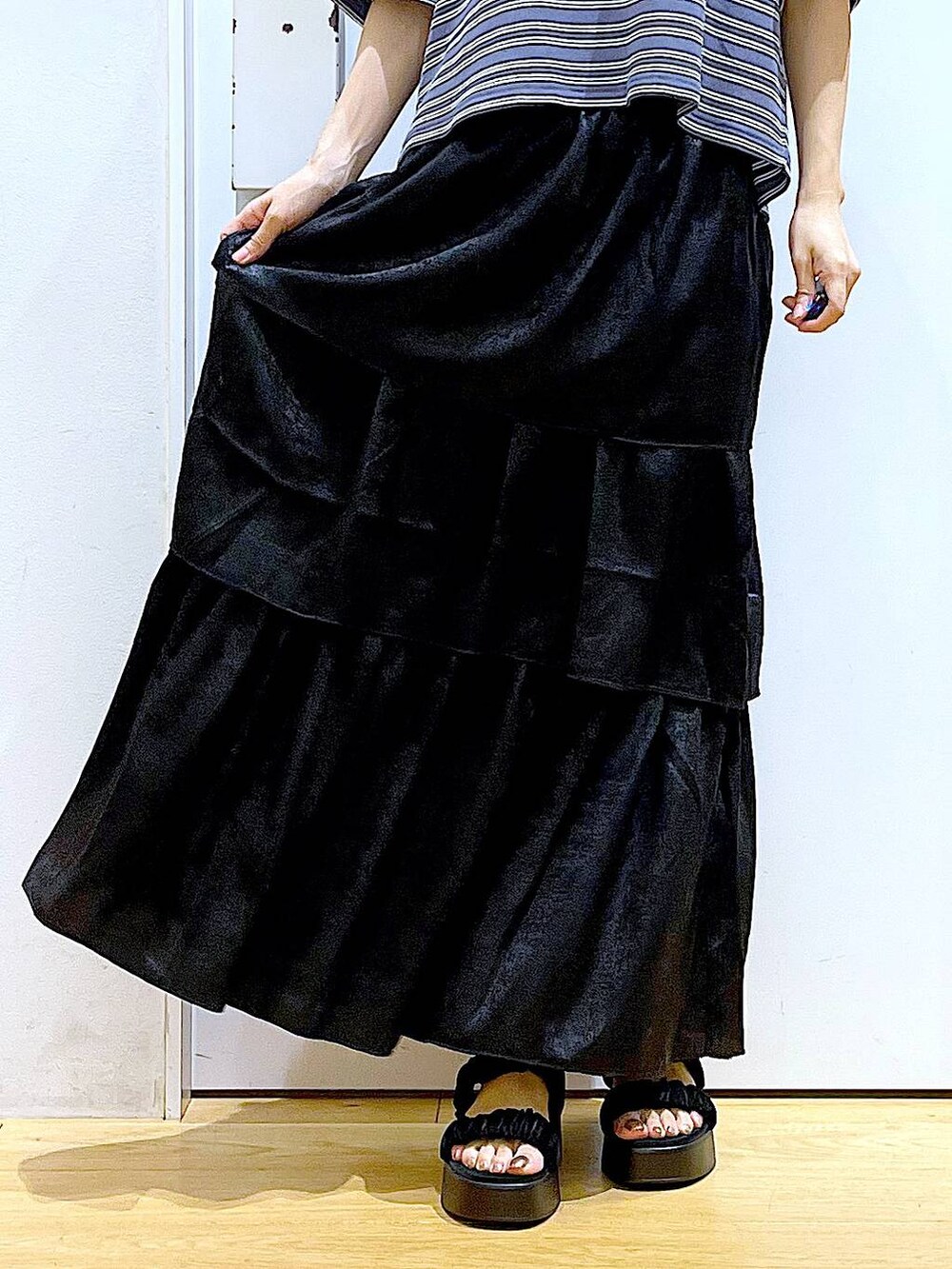 ブラック系のサンダル、グレー系のTシャツ/カットソー、ブルー系のトートバッグを着用したレディースの夏コーディネートの8枚目の写真