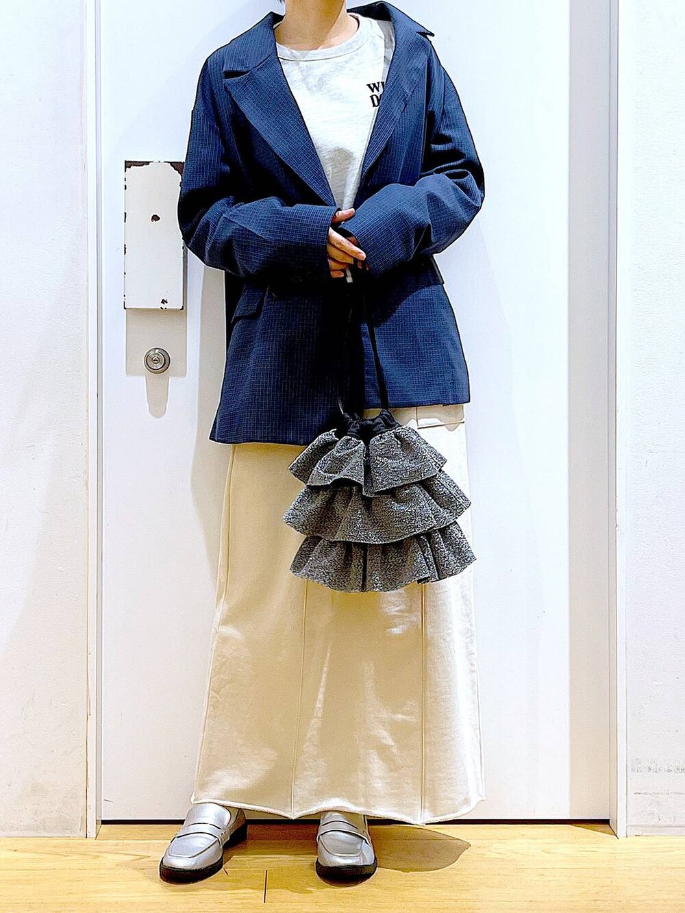 シルバー系のローファー、シルバー系のショルダーバッグ、ベージュ系のスウェットを着用したレディースの春コーディネートの6枚目の写真