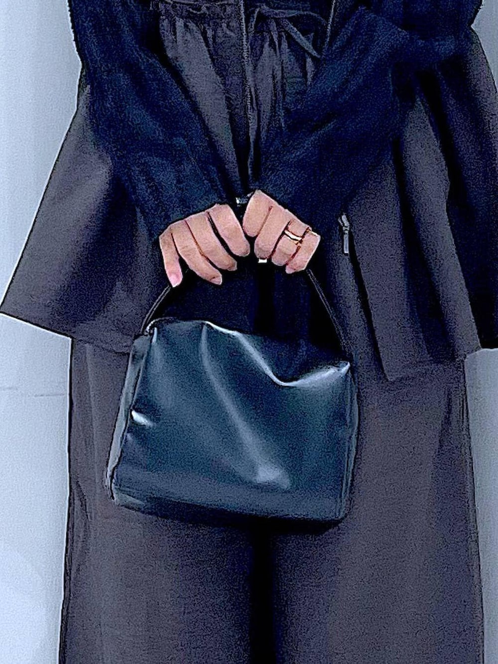 グレー系のその他パンツ、ブラック系のTシャツ/カットソー、ブラック系のショルダーバッグを着用したレディースの春コーディネートの9枚目の写真