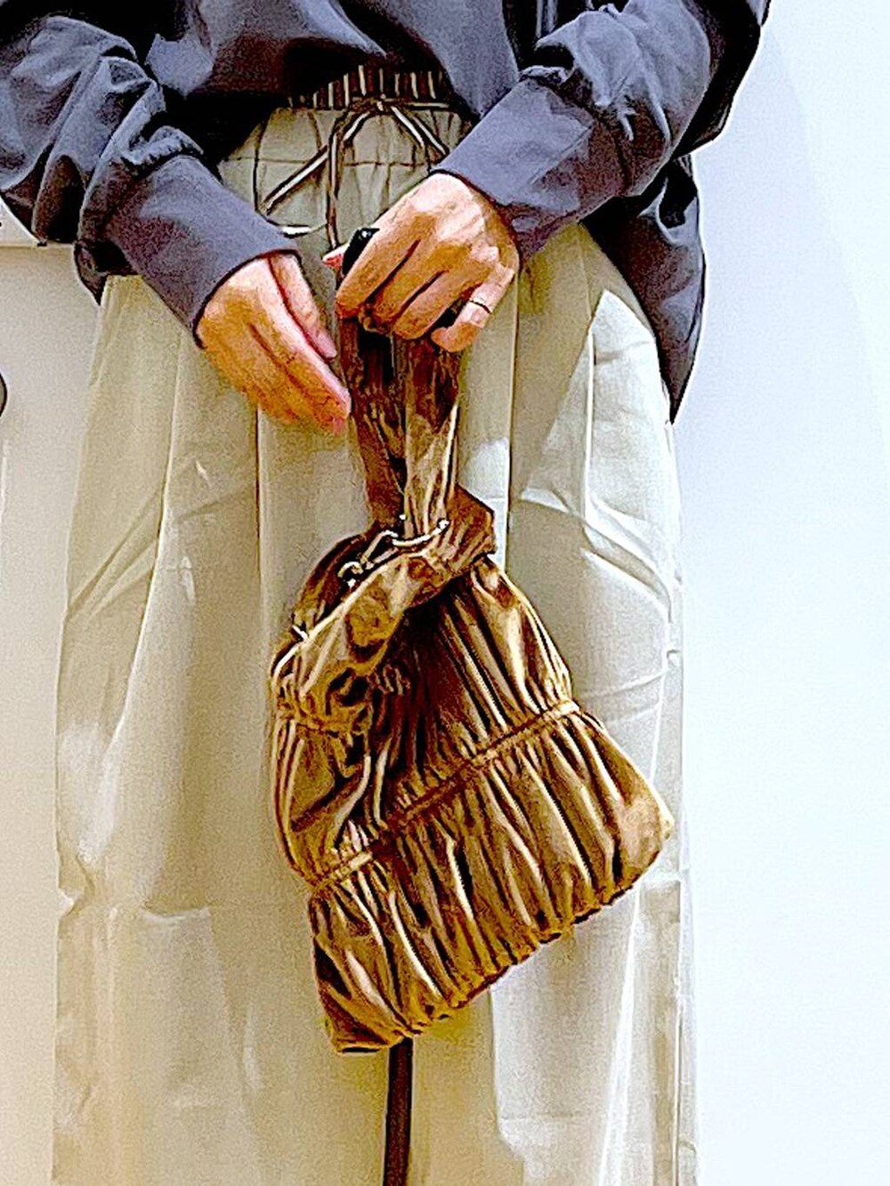 ブラック系のパンプス、イエロー系のショルダーバッグ、ベージュ系のその他パンツを着用したレディースの秋コーディネートの9枚目の写真