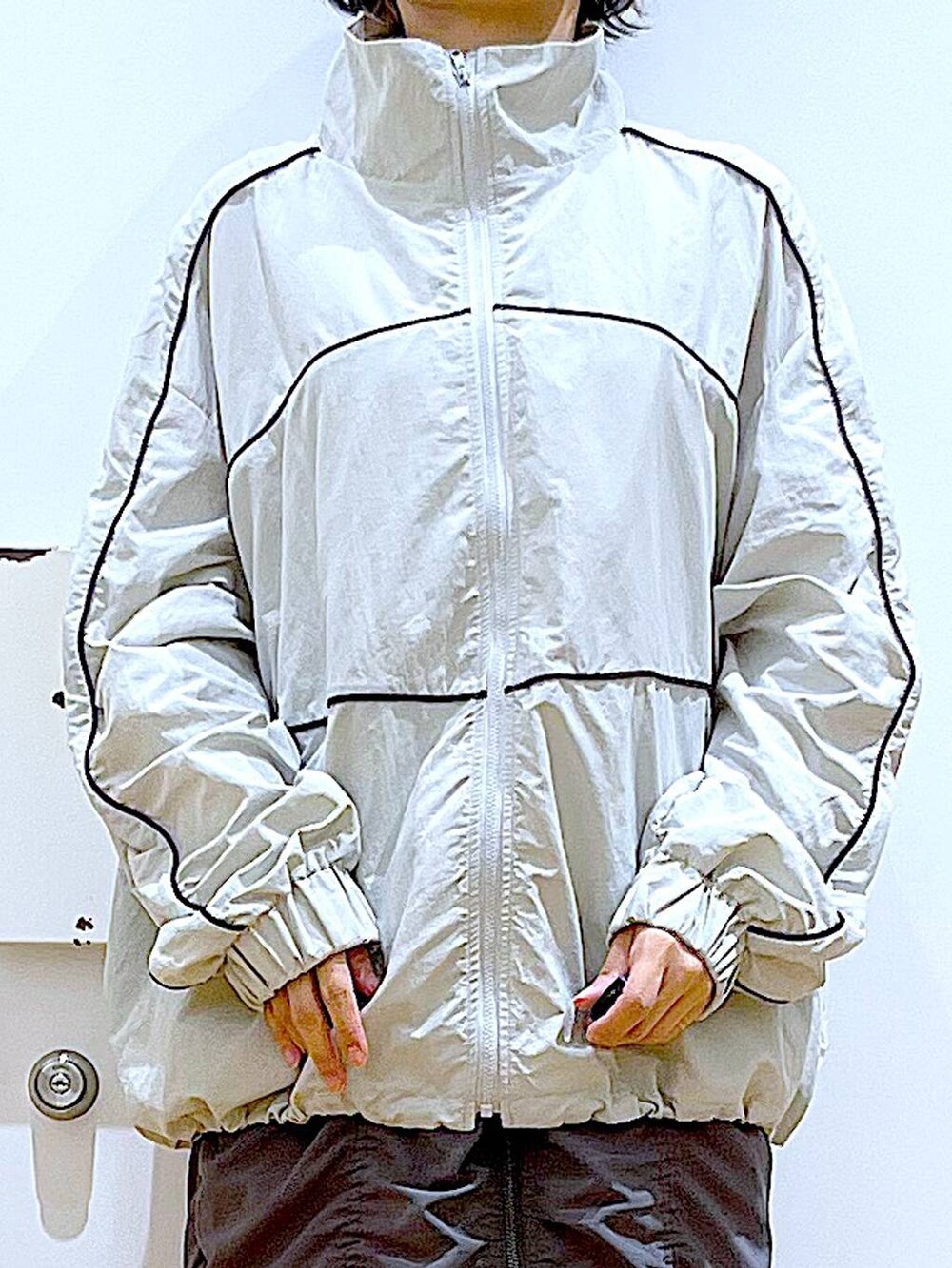 ブラック系のブーツ、グレー系のバックパック/リュック、グレー系のブルゾンを着用したレディースの秋コーディネートの7枚目の写真