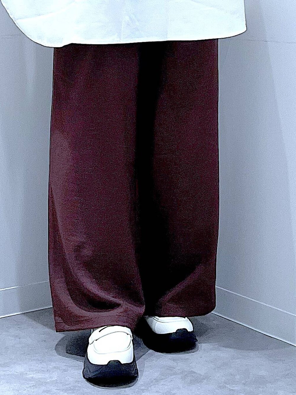 ブラウン系のその他パンツ、ブラック系のショルダーバッグ、ホワイト系のローファーを着用したレディースの秋コーディネートの8枚目の写真