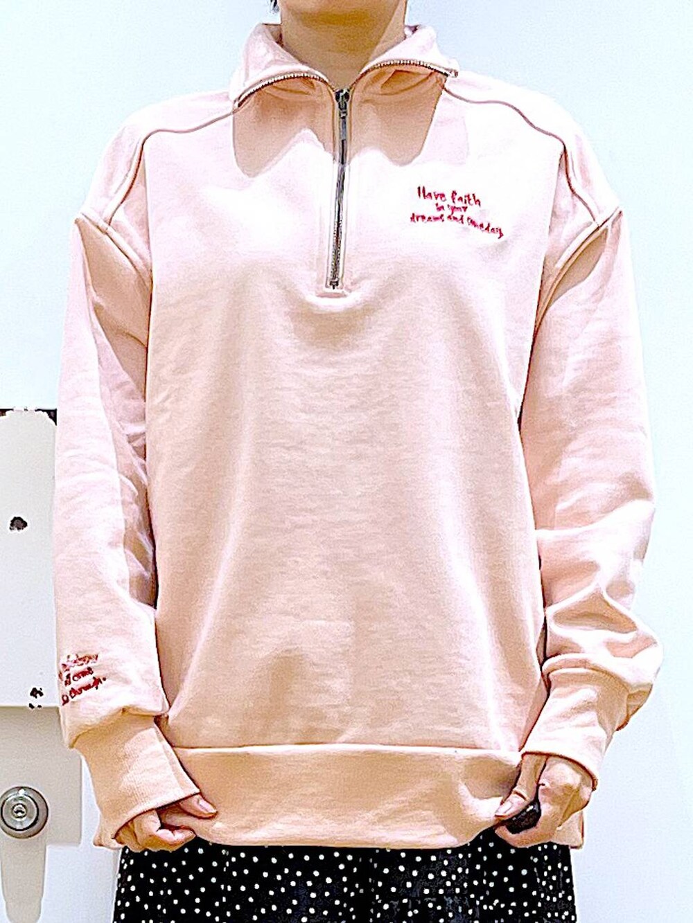 ブラック系のブーツ、シルバー系のショルダーバッグ、その他のスカートを着用したレディースの冬コーディネートの7枚目の写真