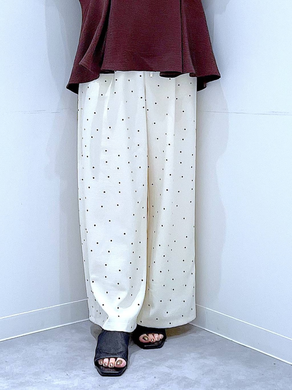 その他のその他パンツ、ベージュ系のショルダーバッグ、ブラック系のサンダルを着用したレディースの夏コーディネートの8枚目の写真