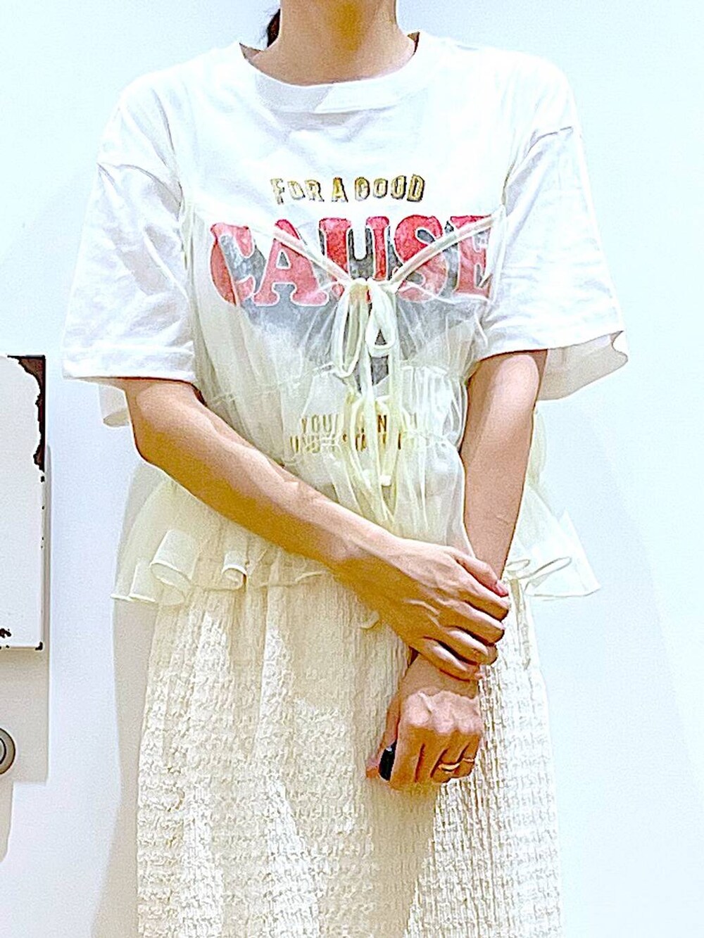 ホワイト系のサンダル、ホワイト系のTシャツ/カットソー、イエロー系のキャミソールを着用したレディースの夏コーディネートの7枚目の写真