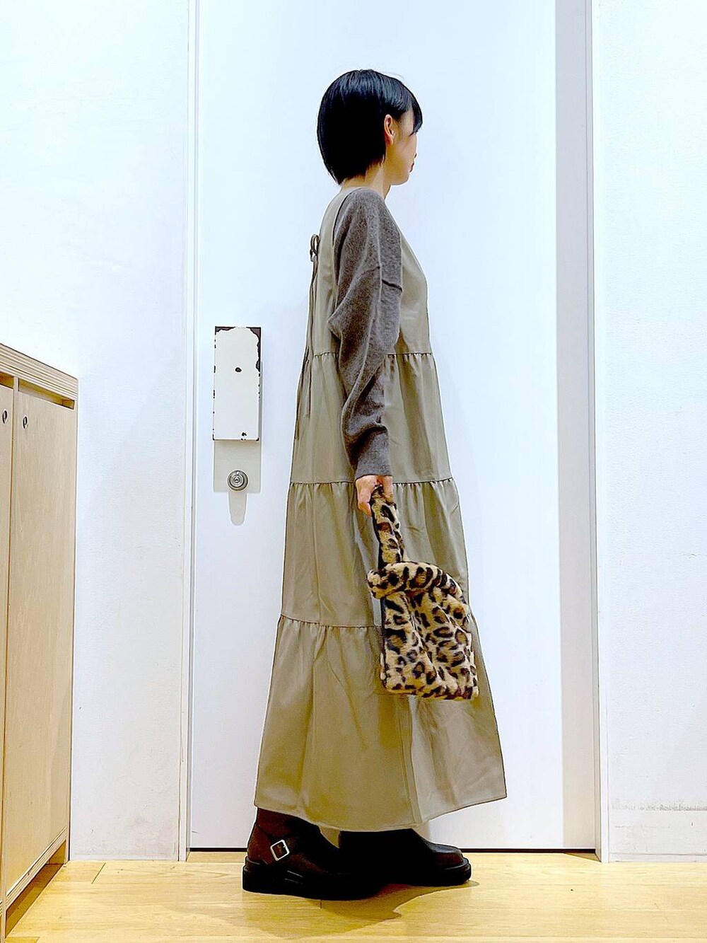 ブラウン系のニット/セーター、その他のショルダーバッグ、ブラウン系のブーツを着用したレディースの冬コーディネートの4枚目の写真