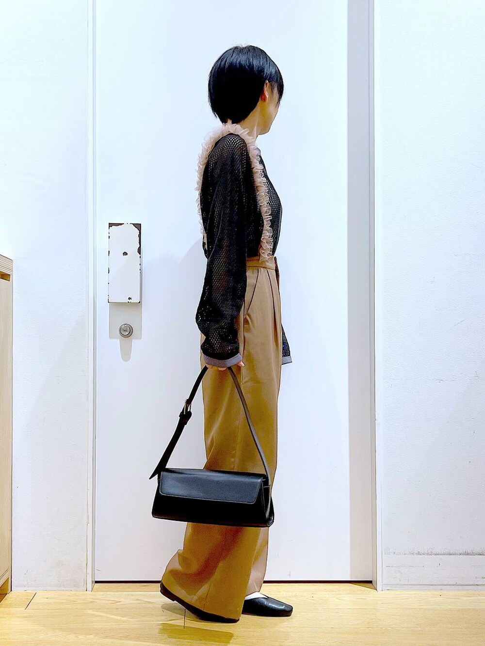 ブラック系のパンプス、ブラック系のショルダーバッグ、ブラウン系のその他パンツを着用したレディースの夏コーディネートの4枚目の写真