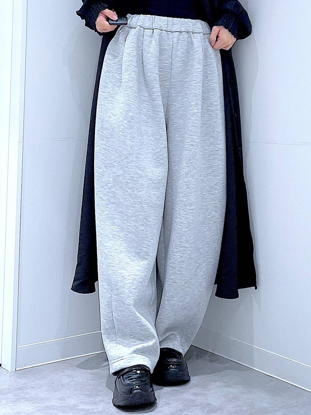 ブラック系のローファー、その他のショルダーバッグ、ブラック系のシャツワンピースを着用したレディースの秋コーディネートの8枚目の写真