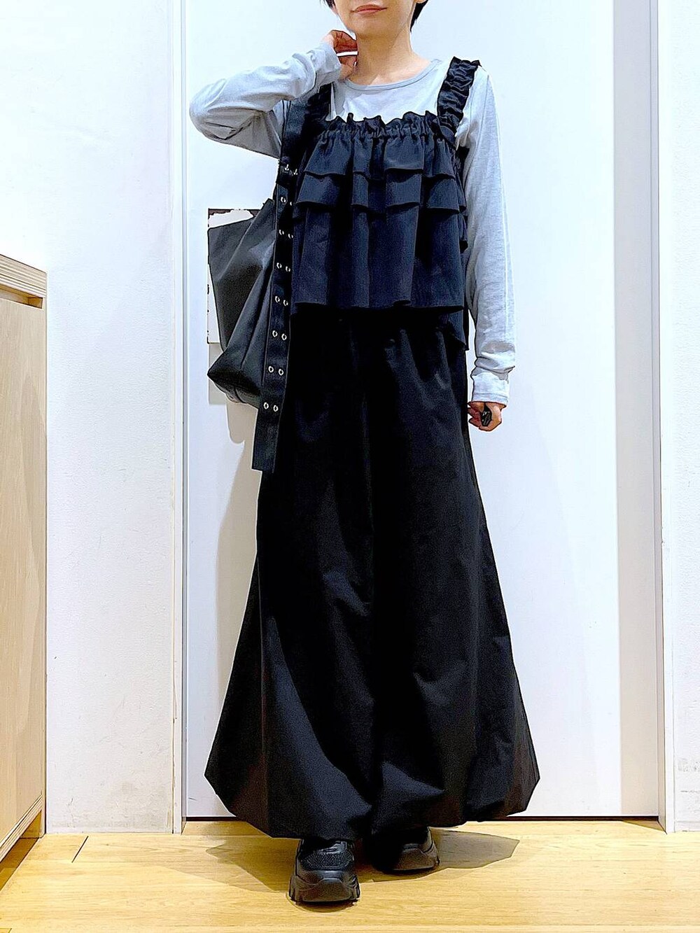 ブラック系のスニーカー、ブルー系のTシャツ/カットソー、ブラック系のその他トップスを着用したレディースの春コーディネートの6枚目の写真