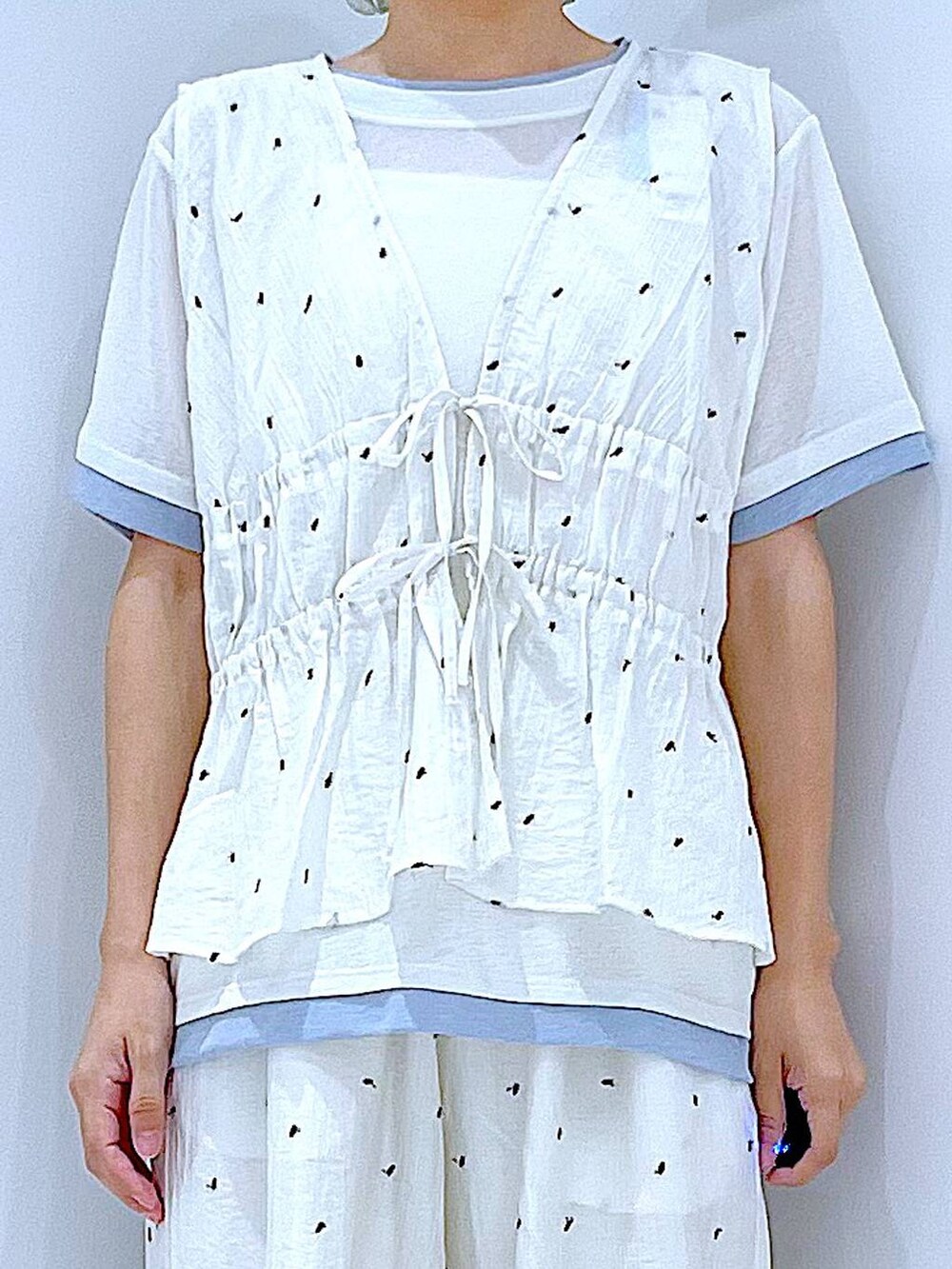 ホワイト系のショルダーバッグ、ホワイト系のTシャツ/カットソー、ホワイト系のサンダルを着用したレディースの夏コーディネートの7枚目の写真