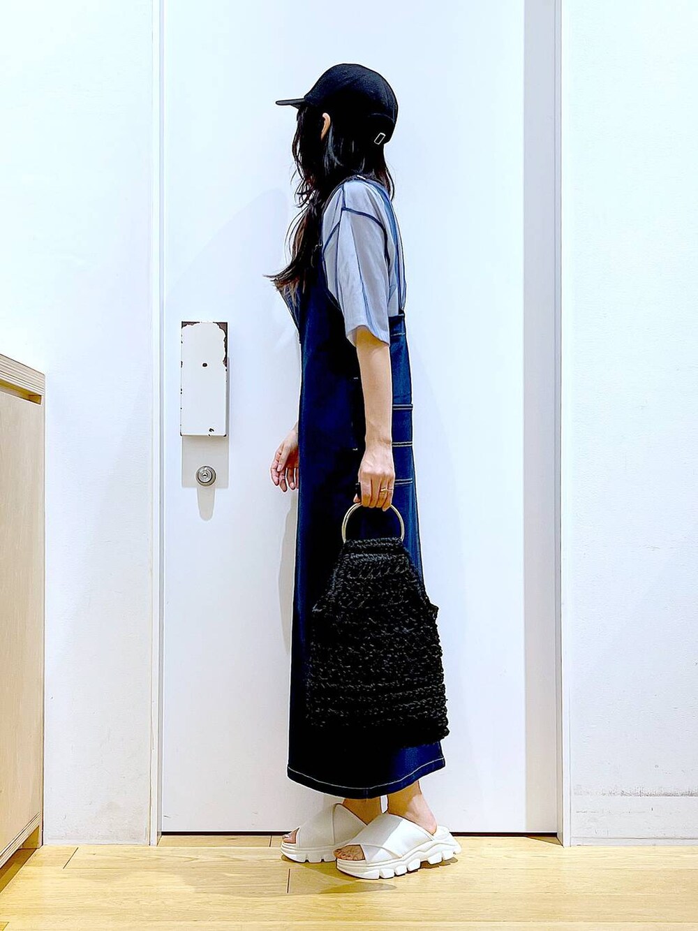「リラックス、若見え、ゆったり、休日コーデ、骨格ウェーブ、LAKOLE、Tシャツ、キャップ、サンダル、カジュアル、楽ちんコーデ、バッグ、夏コーデ、体型カバー、スカート」｜「LAKOLEのデニムジャンスカ / 102219（ジャンパースカート、ブルー系）」を使った、あおき@LAKOLE海老名さん（レディース・156cm）の春コーディネートの3枚目の写真