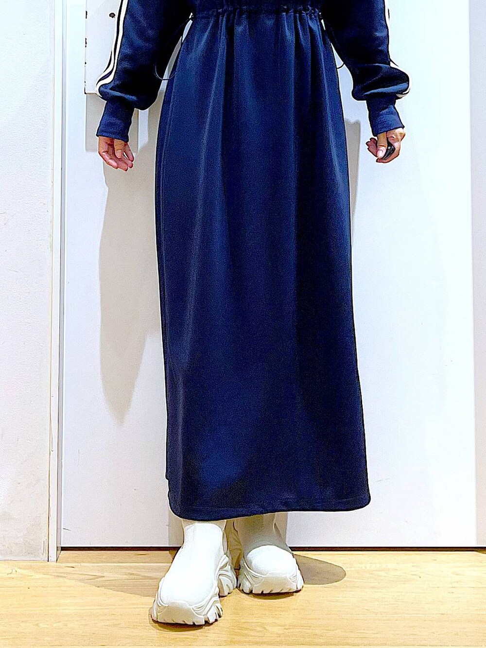 その他のショルダーバッグ、ベージュ系のブーツ、ブルー系のワンピースを着用したレディースの秋コーディネートの8枚目の写真