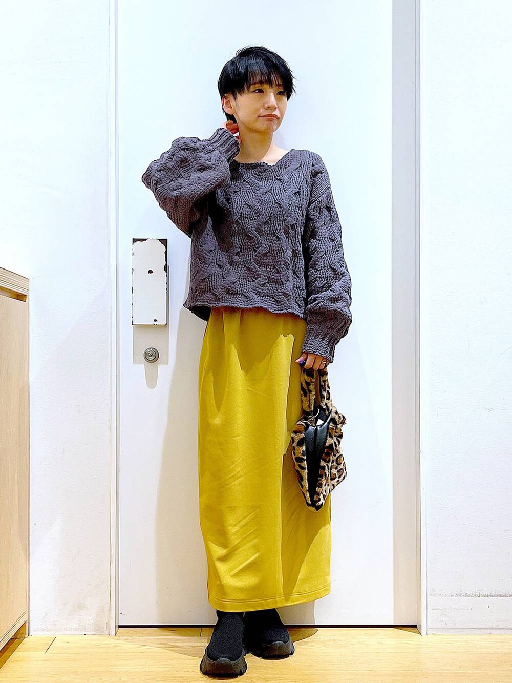 その他のショルダーバッグ、ブラック系のブーツ、グレー系のニット/セーターを着用したレディースの冬コーディネートの2枚目の写真