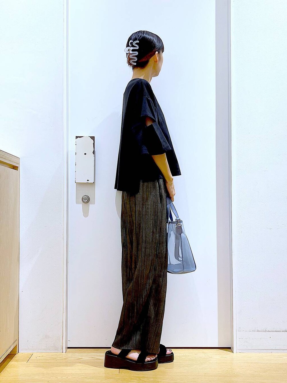 ブラック系のサンダル、ブルー系のトートバッグ、ブラック系のTシャツ/カットソーを着用したレディースの秋コーディネートの4枚目の写真