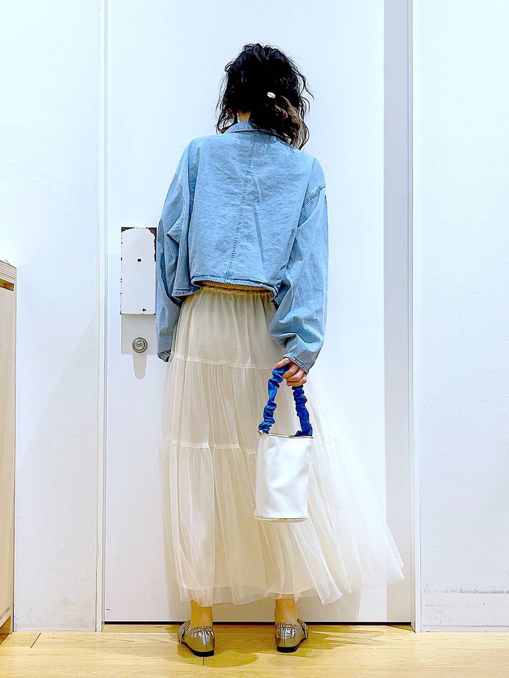 ブルー系のショルダーバッグ、ブルー系のデニムジャケット、その他のパンプスを着用したレディースの春コーディネートの5枚目の写真